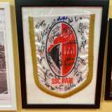 Naturalmente anche il Bari di De Laurentis � presente in questo museo. Oltre a varie t-shirt ufficiali c�� ad esempio un gagliardetto biancorosso autografato da tutta la rosa del 2018/19...